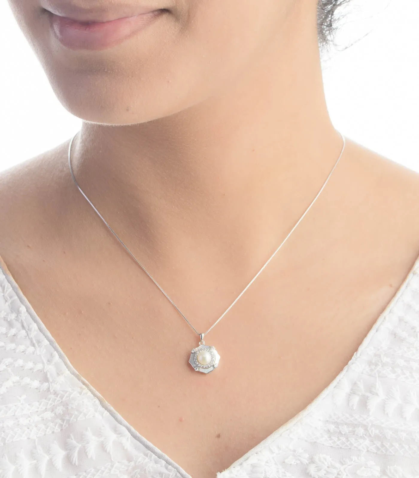 Elegant Floral Pearl Necklace ( Silver)